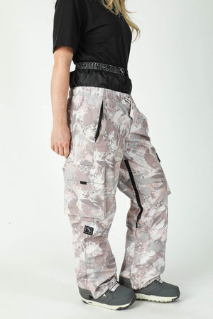 
                  
                    Load image into Gallery viewer, Pink camo snowpants
                  
                